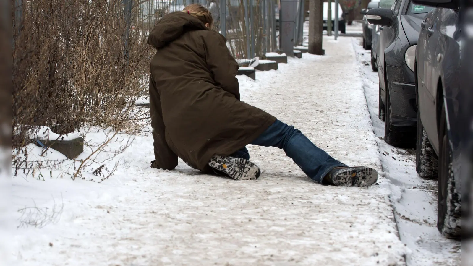 Schäden durch Stürze können zu Schmerzensgeld und Schadenersatz führen: Die Haftung liegt beim Verantwortlichen. (Foto: Andrea Warnecke/dpa-tmn)