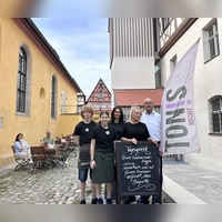 Freuen sich über das erste gelungene Jahr Tonis Hofcafe im Dinkelsbühler Spitalhof: Ron Geyer, Bianka Emich, Anja Strauß, Lea Roll und Jean-Luca Petrus (von rechts). Die Gäste schätzen neben Kaffee und Kuchen besonders die ruhige Atmosphäre der Terrasse. (Foto: Martina Haas)