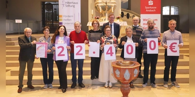 Friedrich Hilterhaus (links), Antje Döllinger (3. von links), Pfarrer Oliver Englert (hinten Mitte) und andere Beteiligte präsentierten den Spendenerlös des Benefizkonzerts. (Foto: Oliver Herbst)