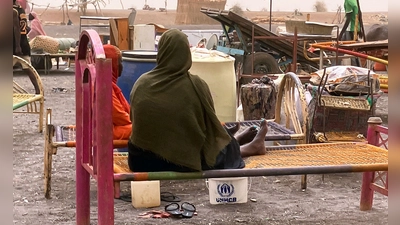 Geflüchtete Frauen aus dem  dem Sudan mit ihrer Habe. Der Machtkampf im Sudan, der seit Mitte April 2023 andauert, hat die nach UN-Angaben weltweit größte Flüchtlingskrise mit mehr als zwölf Millionen Geflüchteten ausgelöst.  (Foto: Eva-Maria Krafczyk/dpa)