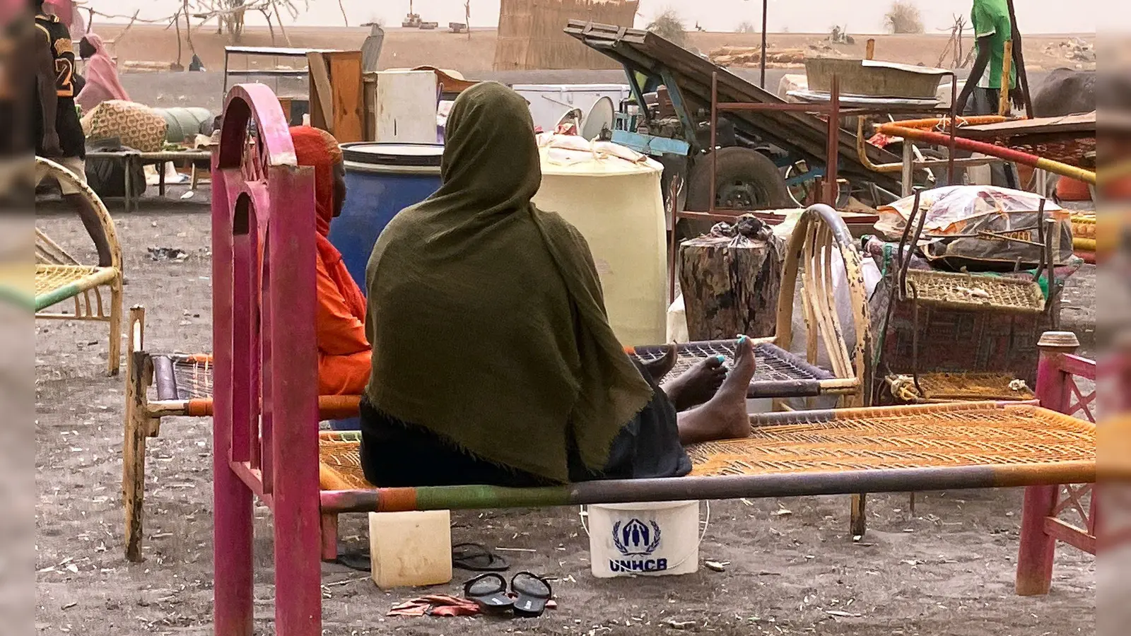 Geflüchtete Frauen aus dem  dem Sudan mit ihrer Habe. Der Machtkampf im Sudan, der seit Mitte April 2023 andauert, hat die nach UN-Angaben weltweit größte Flüchtlingskrise mit mehr als zwölf Millionen Geflüchteten ausgelöst.  (Foto: Eva-Maria Krafczyk/dpa)