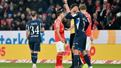 Wieder einmal Rot-Sünder: Dominik Kohr (Mitte) vom FSV Mainz 05  (Foto: Torsten Silz/dpa)