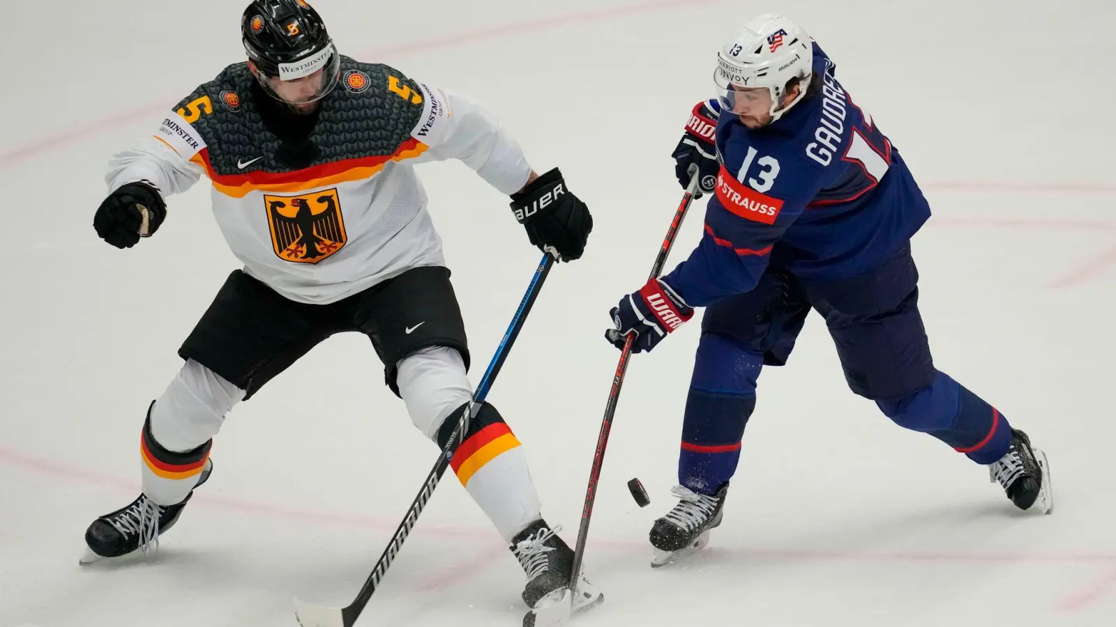 Bei der WM in Tschechien gelang Gaudreau ein Tor beim 6:1-Sieg der USA gegen Deutschland. (Foto: Darko Vojinovic/AP/dpa)