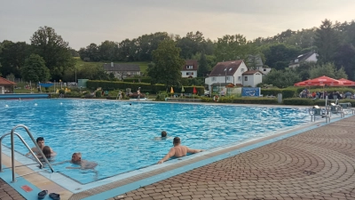 Der Förderverein hatte zum Sommerfest ins Lichtenauer Freibad eingeladen. Erst am frühen Abend kehrte wieder Ruhe ein. (Foto: Diane Mayer)