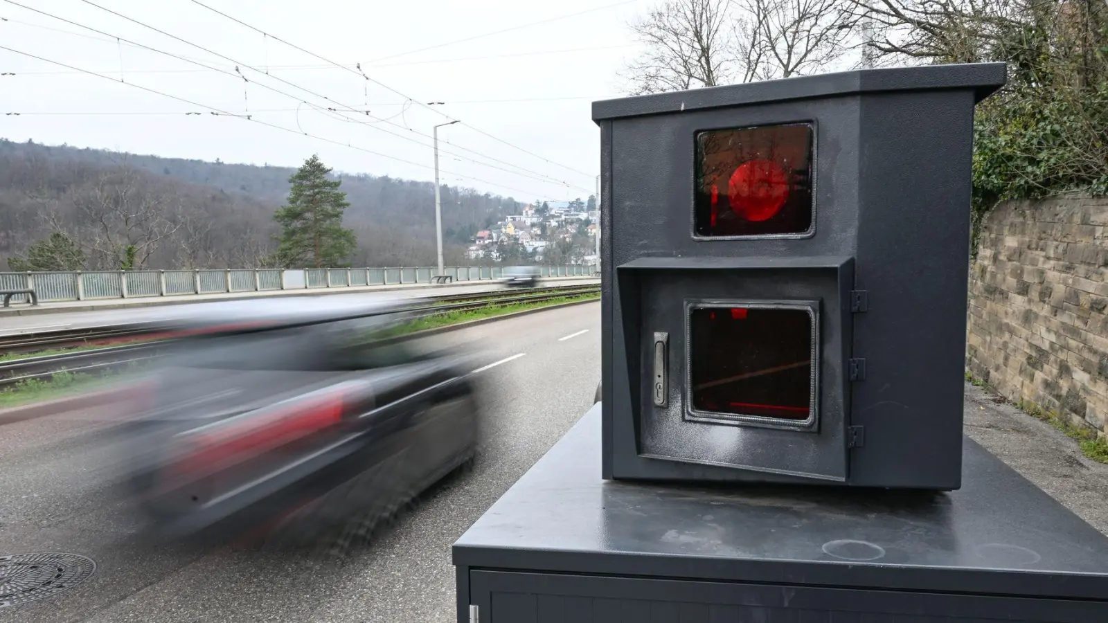 Mit 110 statt erlaubten 60 Kilometern pro Stunde ist der Fahrer des Kleintransporters unterwegs. (Symbolbild) (Foto: Bernd Weißbrod/dpa)