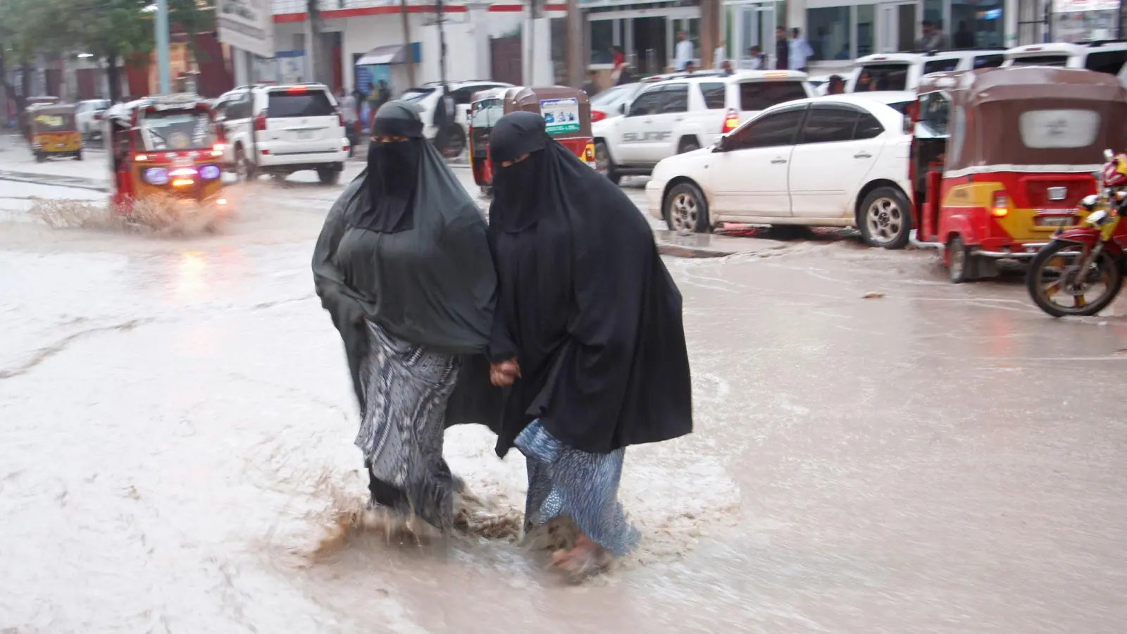 Die schlimmsten Überschwemmungen, die Somalia seit Jahrzehnten heimgesucht haben, haben viele Menschen getötet und Tausende gezwungen, aus ihren Häusern zu fliehen. (Foto: Farah Abdi Warsameh/AP/dpa)