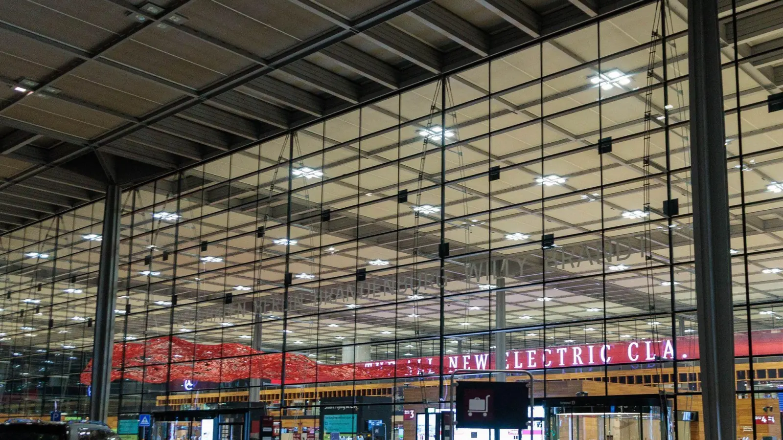Der Flugverkehr wurde nach der Sichtung für knapp zwei Stunden eingestellt.  (Foto: Carsten Koall/dpa)
