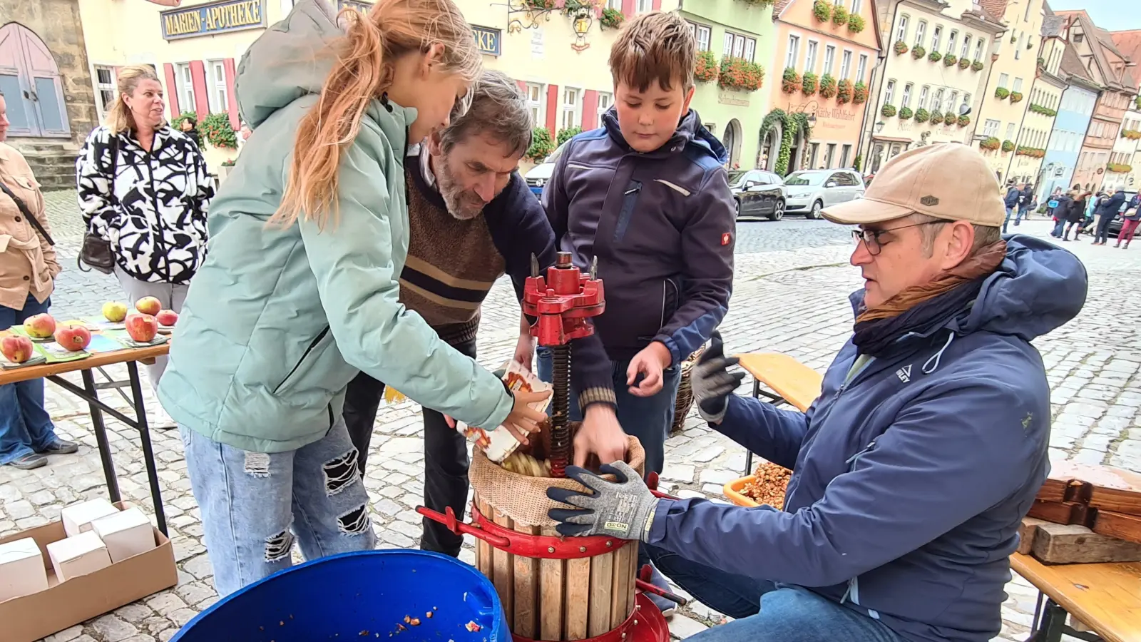 Schülerinnen und Schüler der Mittelschule am Samstag beim Apfelpressen mit Mitgliedern des Bund Naturschutz und des Klimabündnisses. (Foto: Margit Schwandt)