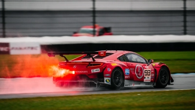 Mario Farnbacher in seinem roten Acura auf dem Motor Speedway in Indianapolis. (Foto: Peter Lapinski)