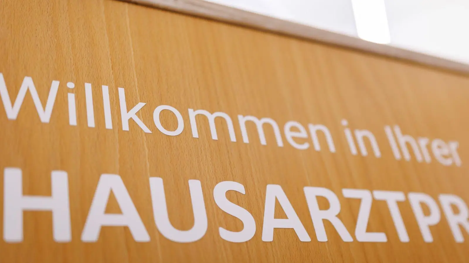 Die Zahl der Hausärzte in Bayern ist zuletzt gestiegen - wenn auch nur leicht. (Symbolbild) (Foto: Daniel Karmann/dpa)