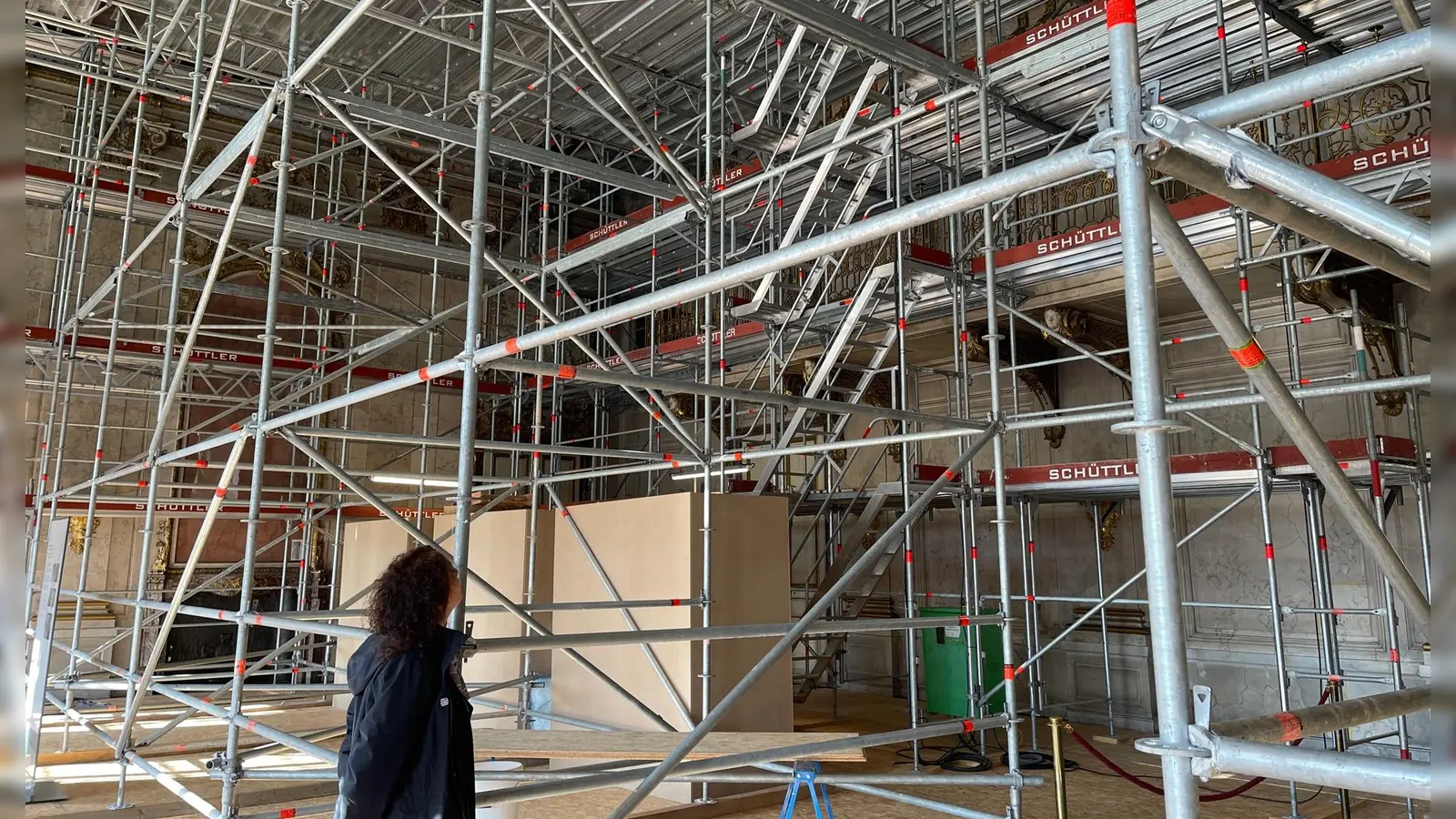 Blick in den Prunksaal der Ansbacher Residenz: Ein riesiges Gerüst füllt den gesamten Raum aus und verbirgt auch das bedeutende Deckenfresko von Carlo Carlone. (Foto: Lara Hausleitner)