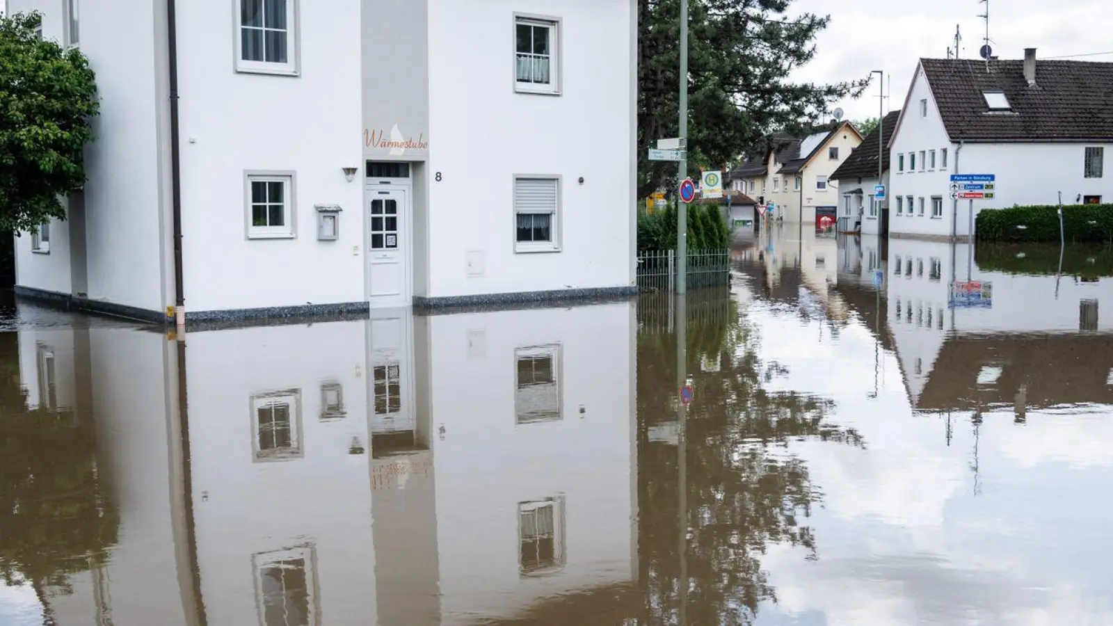 Die Hauptstraße nahe der Donaubrücke ist überflutet. (Foto: dpa)