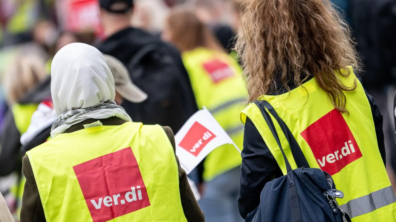 Die Gewerkschaft Verdi ruft erneut zu Warnstreiks auf. (Archivbild) (Foto: Fabian Sommer/dpa)