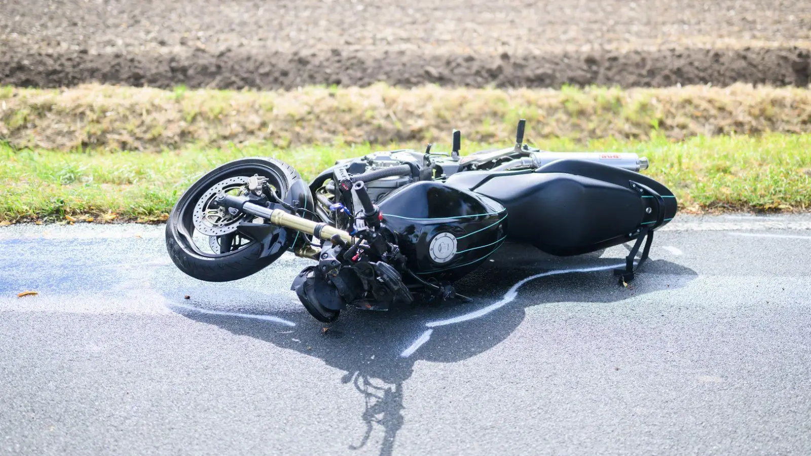 Der Motorradfahrer wurde beim Zusammenstoß über das Auto geschleudert. (Symbolbild) (Foto: Julian Stratenschulte/dpa)