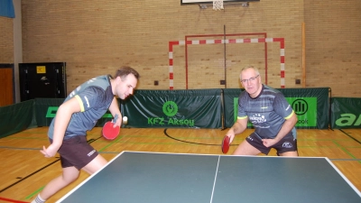 Jan Schubert (beim Aufschlag) und Dietmar Weger erkämpften mit dem TSV 1860 Ansbach ein Remis gegen Sparta Noris Nürnberg. (Foto: Christian Treffer)