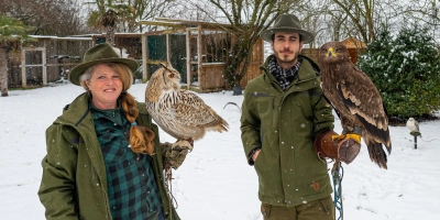 Maria Auer mit dem sibirischen Uhu Sirius und Danilo Batz mit der Steppenadler-Dame Kami. (Foto: Mirko Fryska)