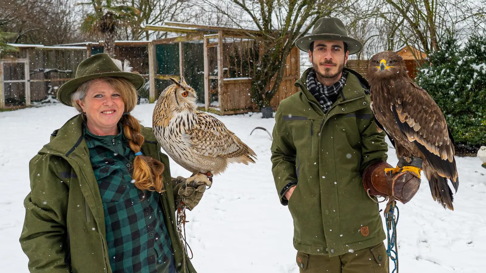 Maria Auer mit dem sibirischen Uhu Sirius und Danilo Batz mit der Steppenadler-Dame Kami. (Foto: Mirko Fryska)