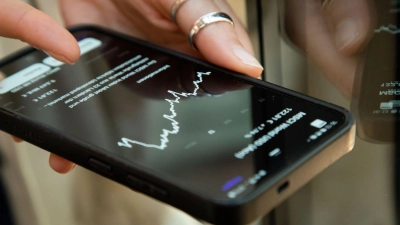 Bleiben die Erwartungen deutlich hinter der Realität zurück? Insbesondere bei Social Media wird mitunter mit falschen Versprechungen für die Geldanlage gelockt. (Foto: Christin Klose/-/dpa-tmn)