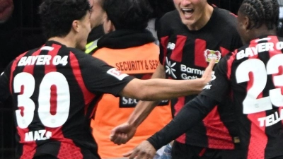 Ibrahim Maza (l) jubelt mit Patrik Schick (m) über den Treffer zum 2:1.  (Foto: Federico Gambarini/dpa)