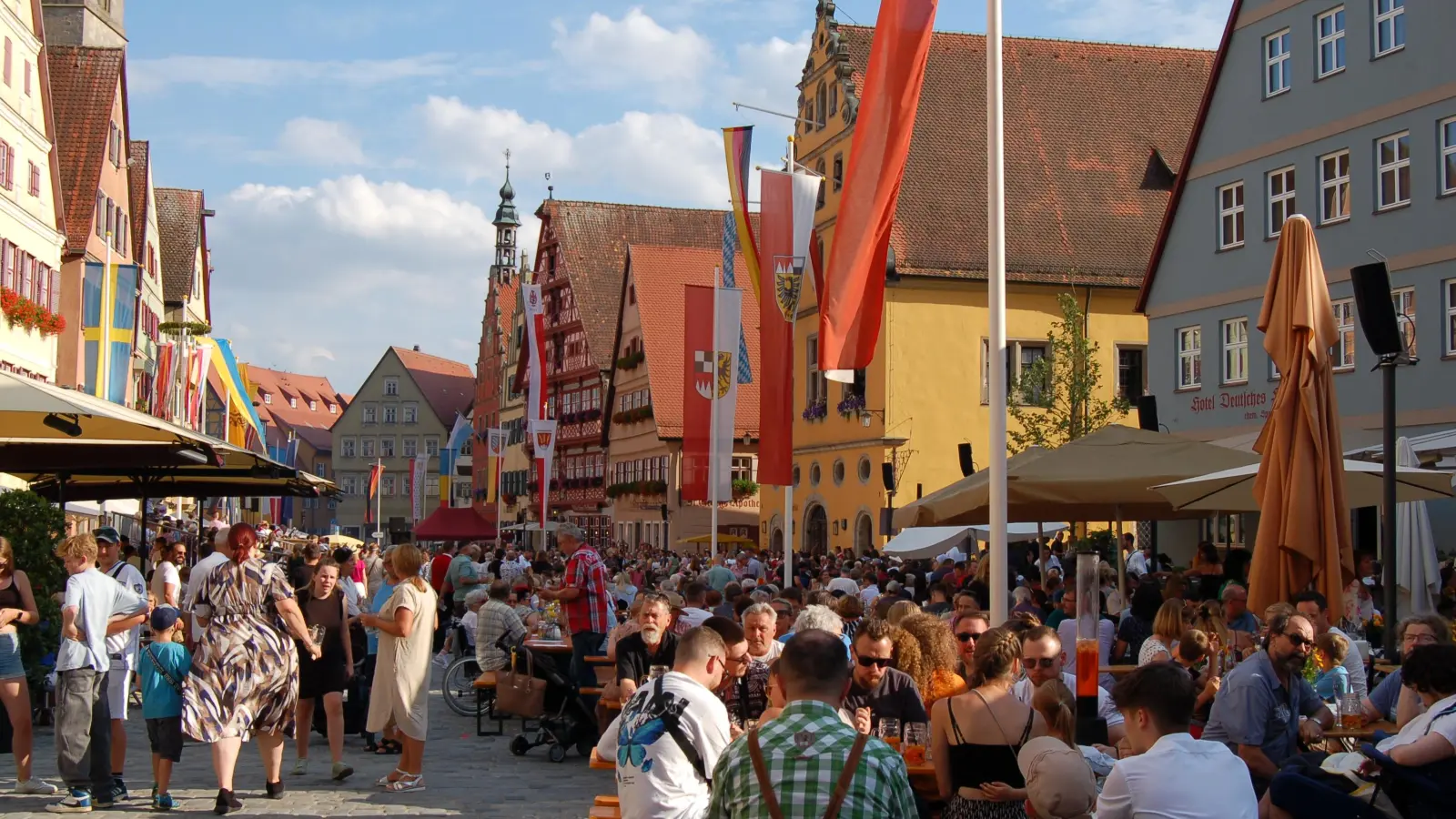 Bereits kurz nach 18 Uhr waren die Tische und Bänke besetzt, so dass der Bereich in der historischen Altstadt einem riesigen Biergarten glich.