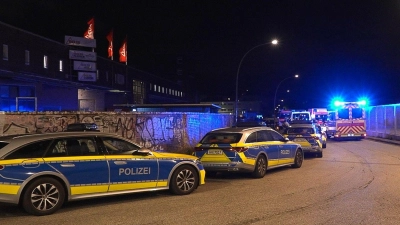 Zeugen hatten die Polizei wegen Schussgeräuschen auf einem Fabrikgelände alarmiert. (Foto: Sebastian Peters/News5/dpa)
