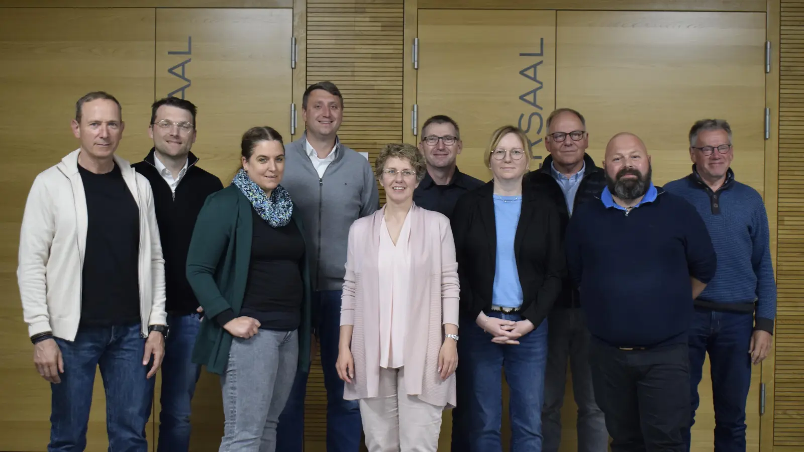 Die zwei neuen stellvertretenden Bürgermeister Ralf Schmidt und Ute Kraus (Dritter und Vierte von rechts) sowie die neuen Marktgemeinderatsmitglieder Georg Strohmeier, Alexander Eder, Nina Lenk, Michael Heckel, Ute Schienagel, Rainer Glotz, Dennis Bock und Engelbert Köder (von links) wurden vereidigt.  (Foto: Christina Özbek)