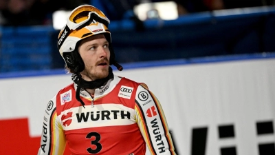 Linus Straßer ist beim Heim-Slalom in Garmisch-Partenkirchen nach einer bis dahin starken Leistung gestürzt. (Foto: Angelika Warmuth/dpa)