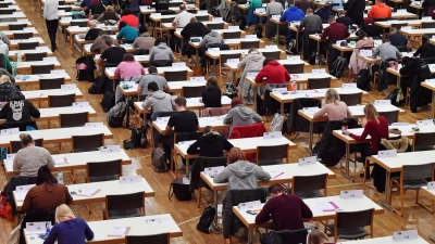 Für Tausende Azubis in Bayern beginnen am Dienstag die schriftlichen Abschlussprüfungen. (Symbolbild) (Foto: Martin Schutt/dpa-Zentralbild/dpa)