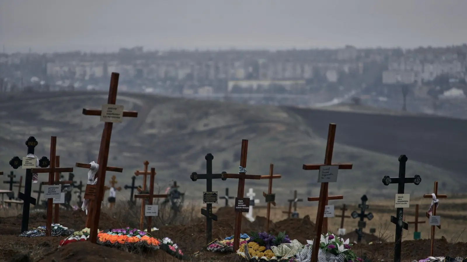 Neue Gräber auf einem Friedhof in Bachmut. (Foto: Libkos/AP/dpa)