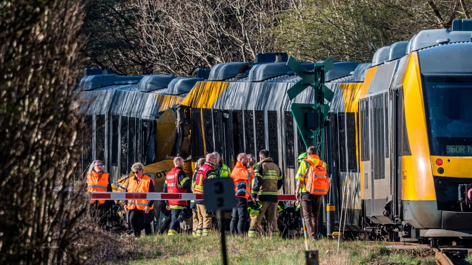Vier Verletzte befinden sich nach dem Zugunglück in Dänemark in kritischem Zustand.  (Foto: Steven Knap/Ritzau Scanpix Foto via AP/dpa)
