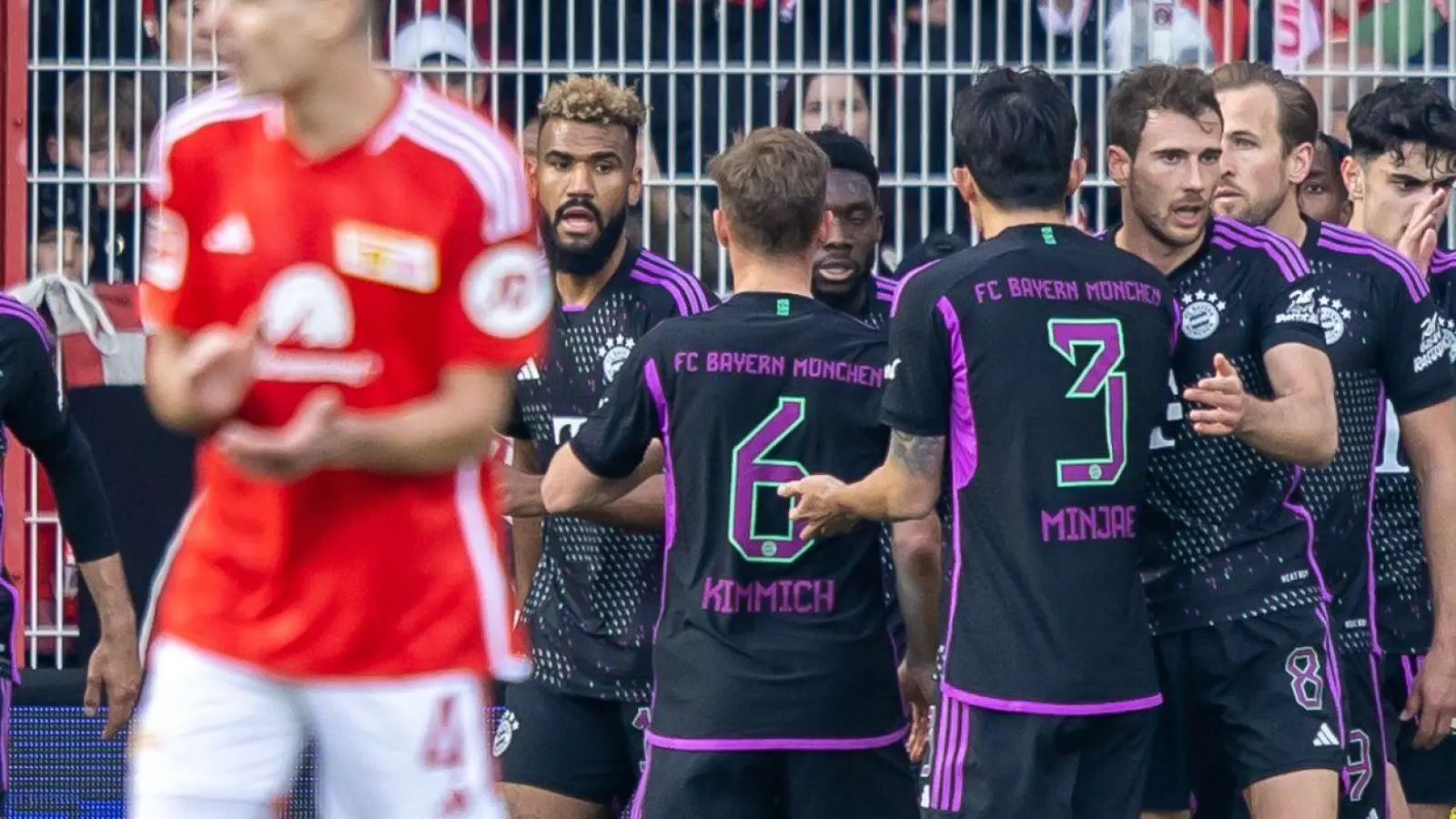 Unions Spieler blieben gegen die Bayern weitesgehend in der Rolle der „staunenden Beobachter“. (Foto: Andreas Gora/dpa)