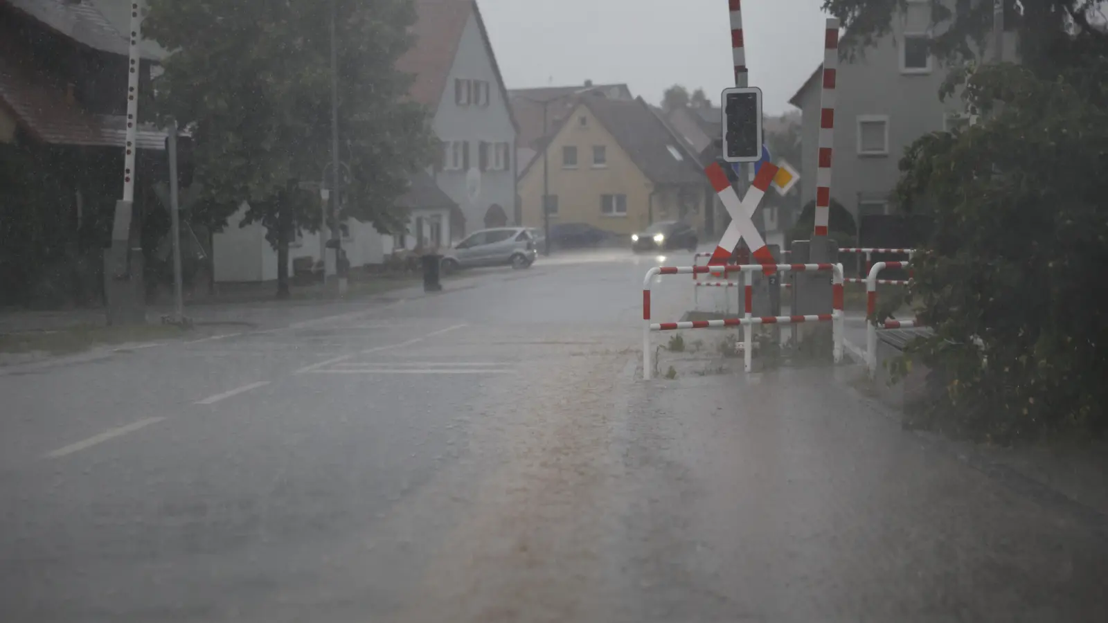 Sturzbachartige Regenfälle gab es am Dienstagabend etwa in Ipsheim. (Foto: NEWS5/David Oßwald)