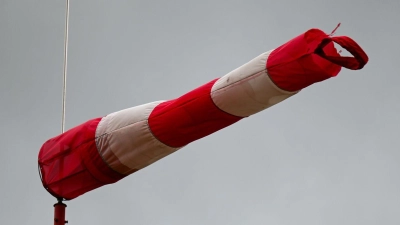 Vor allem in der Westhälfte Deutschlands sind laut Deutschem Wetterdienst Böen zwischen 70 und 80 Kilometer pro Stunde möglich. Noch kräftiger werden soll der Wind auf den Gipfeln der Mittelgebirge und an der Nordsee. (Foto: Marius Bulling/dpa)