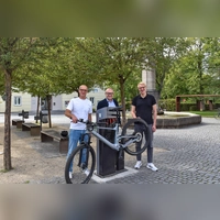 Weihten die Servicestation ein (von links): Thomas Schmidt, Bürgeramtsleiter und Ansprechpartner für den Radverkehr, Bürgermeister Dr. Ulrich Grünwald und Simon Schindler, Leiter der Tourist-Information.  (Foto: Stadt Feuchtwangen/Rebecca Weber)