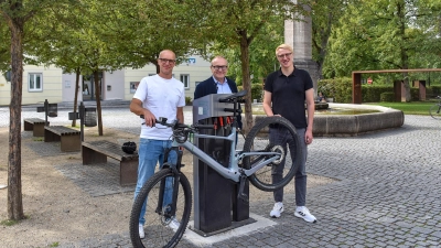 Weihten die Servicestation ein (von links): Thomas Schmidt, Bürgeramtsleiter und Ansprechpartner für den Radverkehr, Bürgermeister Dr. Ulrich Grünwald und Simon Schindler, Leiter der Tourist-Information.  (Foto: Stadt Feuchtwangen/Rebecca Weber)