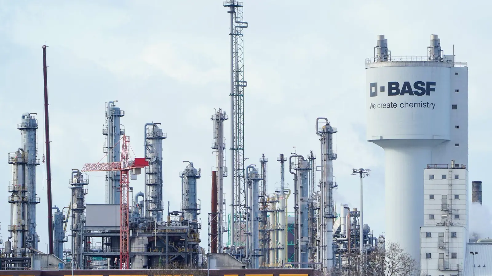 Der Chemiekonzern BASF kommt mit seinem Konzernumabau voran (Archivbild) (Foto: Uwe Anspach/dpa)