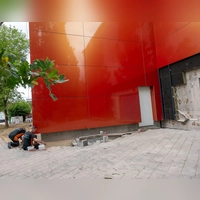 Die neuen Fassadenelemente strahlen um die Wette und aktuell werden gerade noch die Blitzableiter verlegt. Aber auch innen sind in der Markgrafenhalle noch Arbeiten im Gange – aktuell im Bereich der Gastronomie. Dies wird nun deutlich teurer als gedacht.  (Foto: Mirko Fryska)
