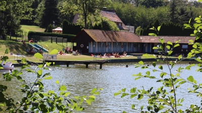 Der Badesteg am Fischhausweiher in Schillingsfürst: Die Feuerwehr war am Sonntag dort für eine Vermisstensuche zugange. (Archivbild: Thomas Schaller)