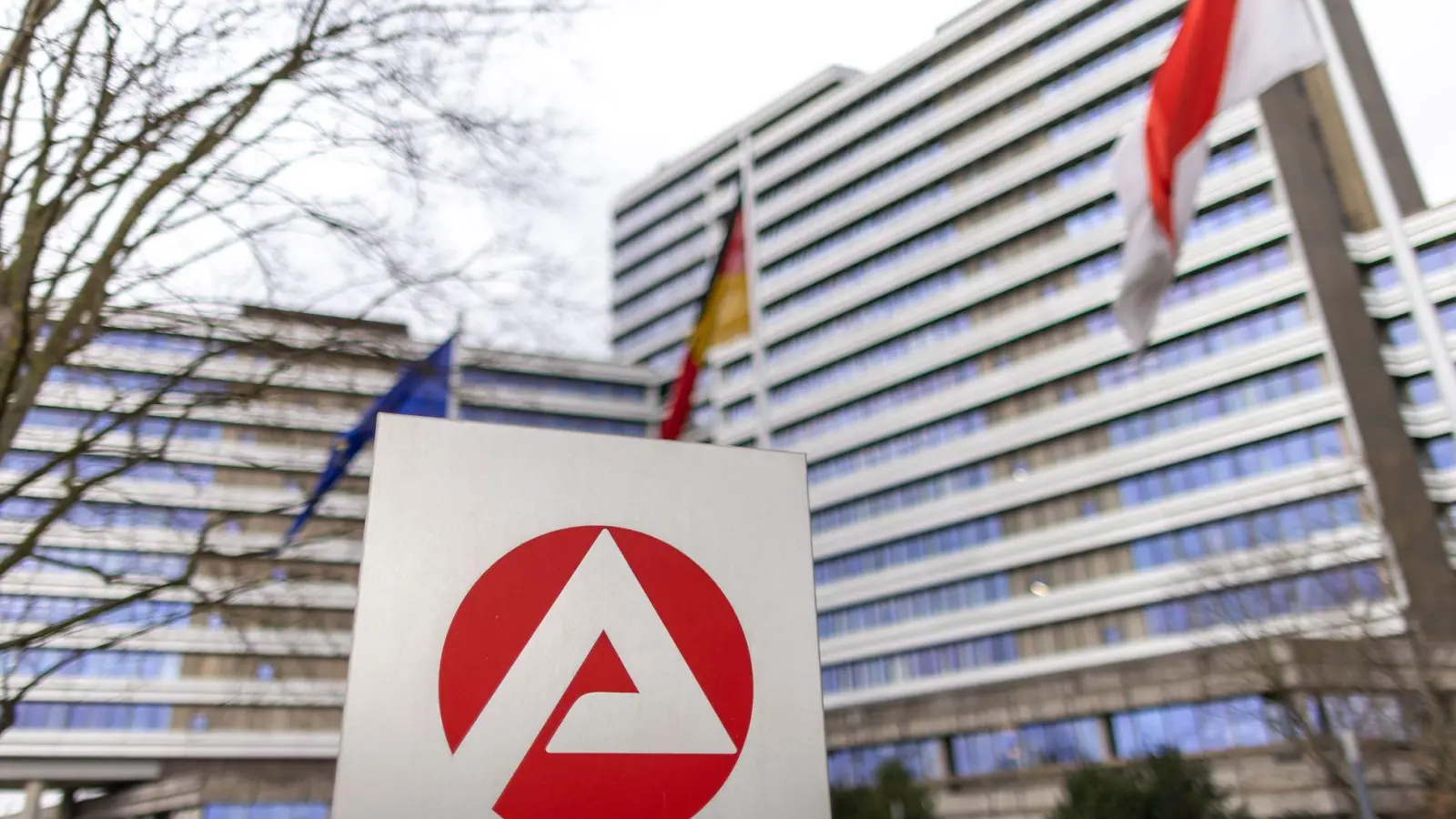 Die Bundesagentur für Arbeit steuert auf ein Haushaltsminus zu. (Archivbild) (Foto: Daniel Karmann/dpa)