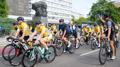 Rund 250 Radsportler haben die letzte Etappe des European Peace Ride gemeistert. (Foto: Hendrik Schmidt/dpa)