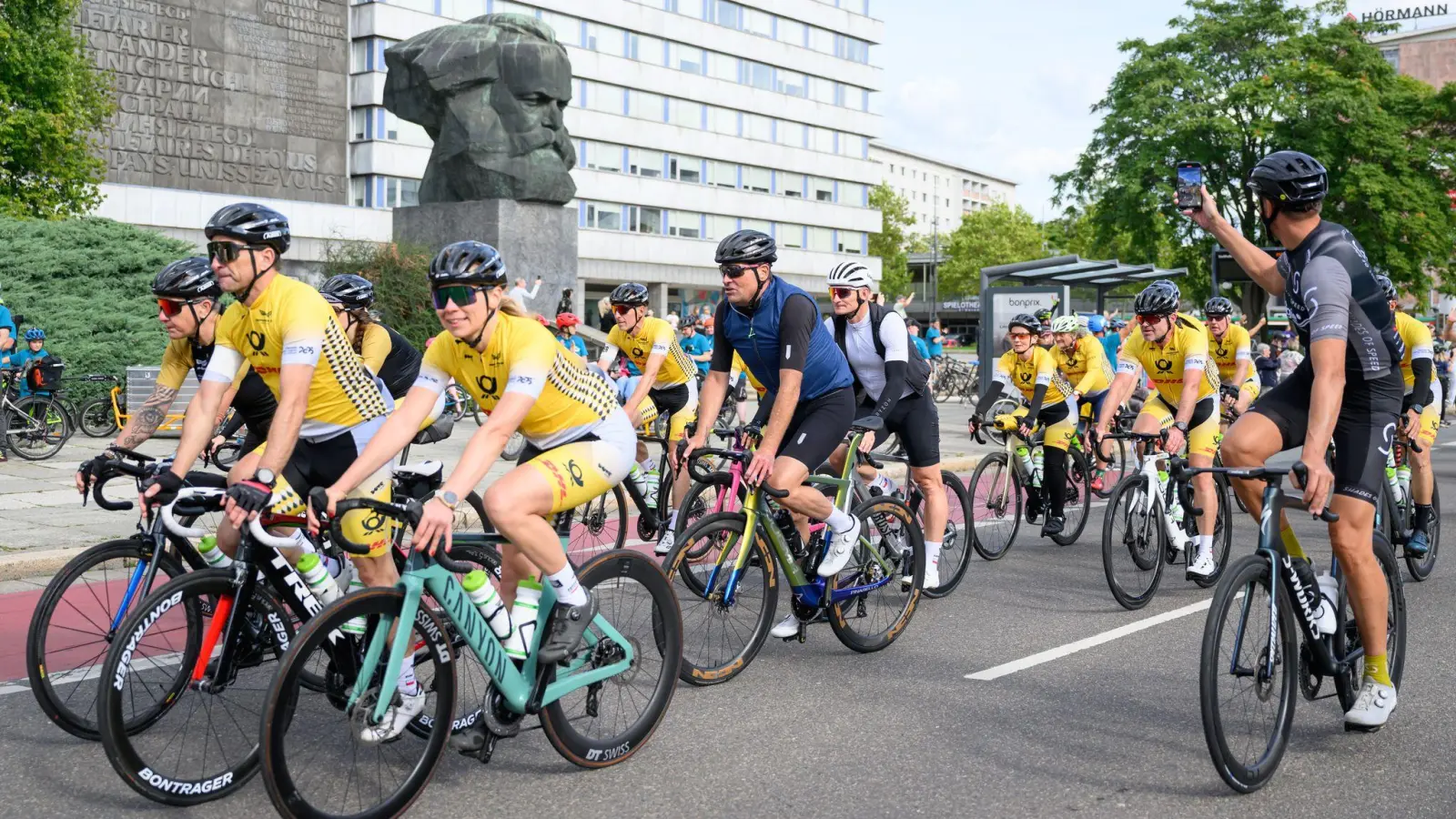 Rund 250 Radsportler haben die letzte Etappe des European Peace Ride gemeistert. (Foto: Hendrik Schmidt/dpa)