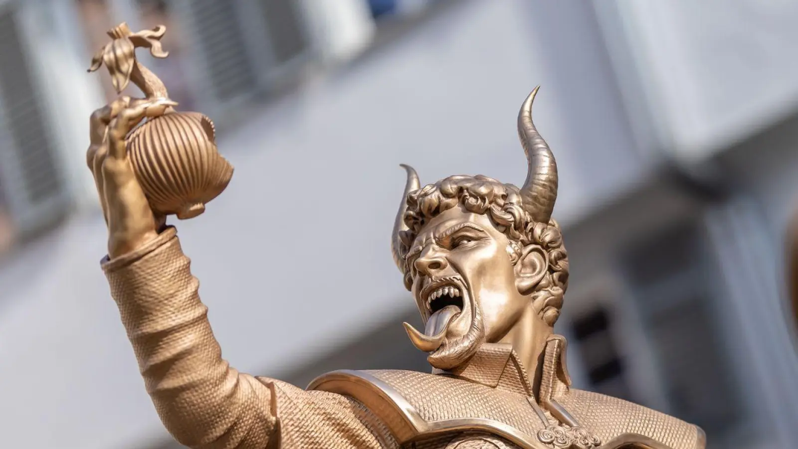 Die umstrittene Figur soll laut Stadt an Ort und Stelle vor dem Rathaus stehen bleiben.  (Foto: Christoph Schmidt/dpa)