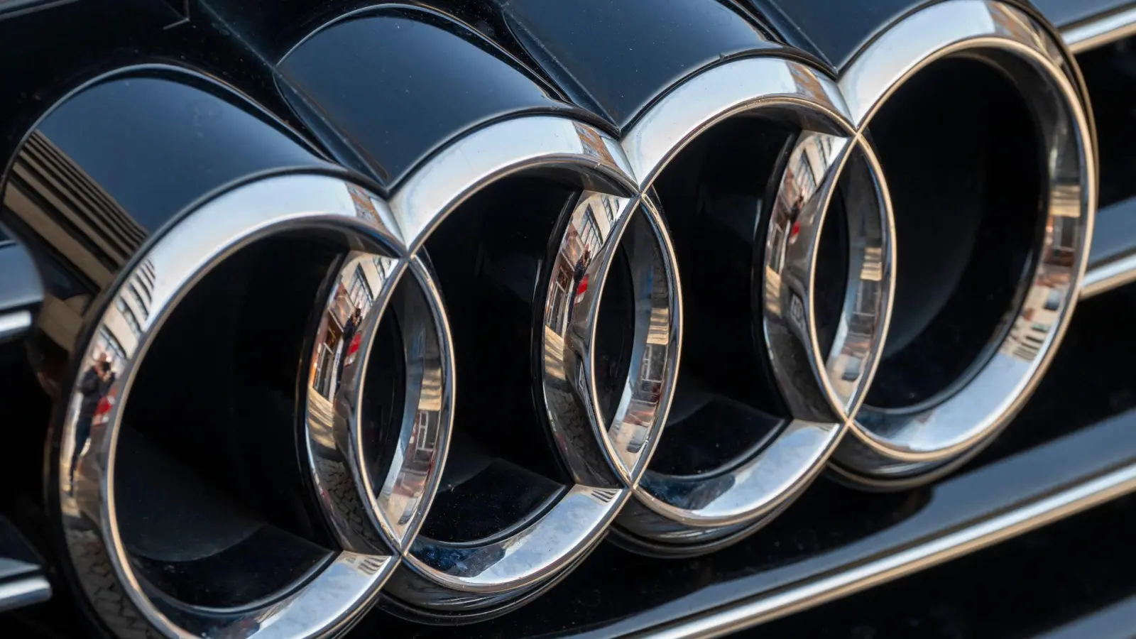 Audi-Logo: Der Autobauer streicht Tausende Jobs. (Symbolbild) (Foto: Peter Kneffel/dpa)