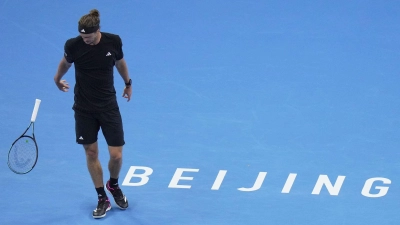 Alexander Zverev ließ seinen Frust am Schläger aus. (Foto: Andy Wong/AP/dpa)