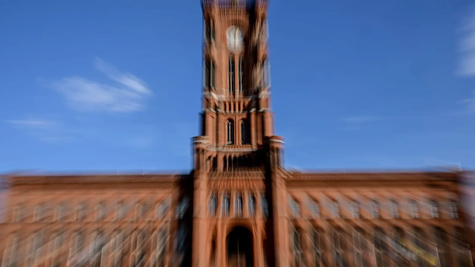In das Rote Rathaus in Berlin könnte nach erfolgreichen Koalitionsverhandlungen erstmals die Linke mit ihrer Spitzenkandidatin Elif Eralp einziehen. (Symbolbild) (Foto: Britta Pedersen/dpa)
