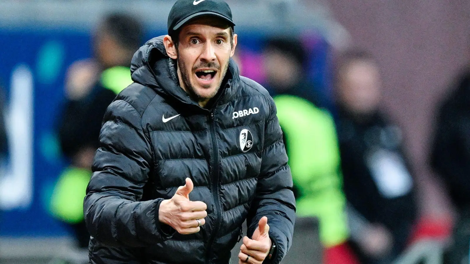 Freut sich auf ein besonderes Kräftemessen: Julian Schuster vor dem Duell mit dem FC Bayern. (Archivbild) (Foto: Uwe Anspach/dpa)