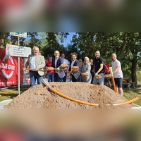 Fröhliches Stochern im Sand: An den Spaten (von links) Roland Grillmeier, Bürgermeister Markus Liebich, Dietrich Negrea (KUL), Susi Bisping, Bauleiter Matthias Weinberger und Marc Stieber (KUL). (Foto: Wolfgang Grebenhof)