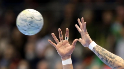 Ein Handball wird gefangen. (Foto: Ronny Hartmann/dpa/Symbolbild)