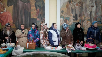 Orthodoxe Christen in Russland und in der Ukraine sollen dank einer Waffenruhe bis Sonntag Ostern feiern können.  (Foto: Pavel Bednyakov/AP/dpa)