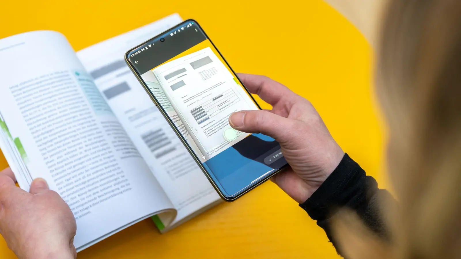 Einfach den gewünschten Bereich abfotografieren, dann übernimmt Fairscan automatisch Zuschnitt und Bildoptimierung. (Foto: Zacharie Scheurer/dpa-tmn)